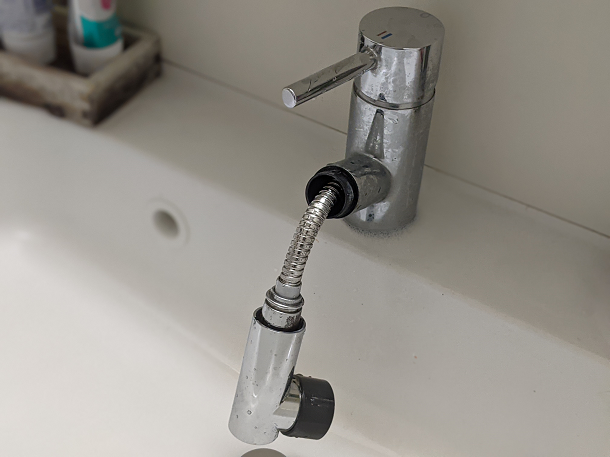 Diy 洗面台のシャワーホースから水漏れ ナット方式 ナット締めタイプ でも自分で交換できる 実際に交換してみたところ難易度は高めでした