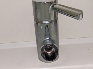【洗面台のシャワーホース交換】シャワーホースを取り外した状態（Panasonic,Cline)