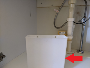 【洗面台のシャワーホース交換】取り外した水受けタンク（Panasonic,CLine)