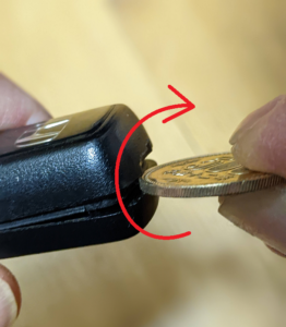 【ホンダN-BOX(DBA-JF1)】スマートキーの電池交換「コインをひねってカバーを外す」