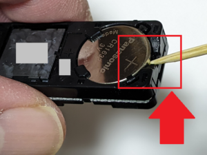 【ホンダN-BOX(DBA-JF1)】スマートキーの電池交換「古い電池を外す様子」