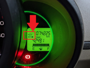【ホンダN-BOX(DBA-JF1)】スマートキー電池消耗警告灯が表示した様子