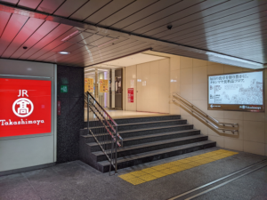 名古屋駅「桜通口」を出てすぐ左のエスカレーターを降りたところのタカシマヤ入口